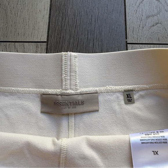 Essentials Cream Bikeshort - Picture 3 of 7